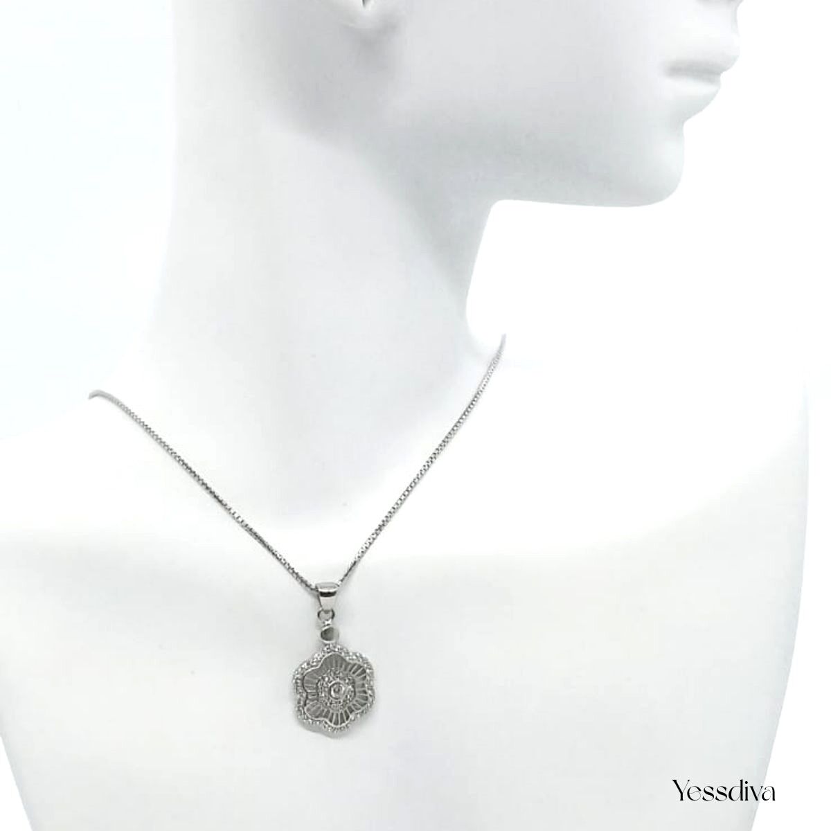 Çiçek Motifli Gümüş Kolye