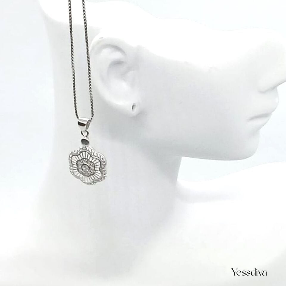 Çiçek Motifli Gümüş Kolye