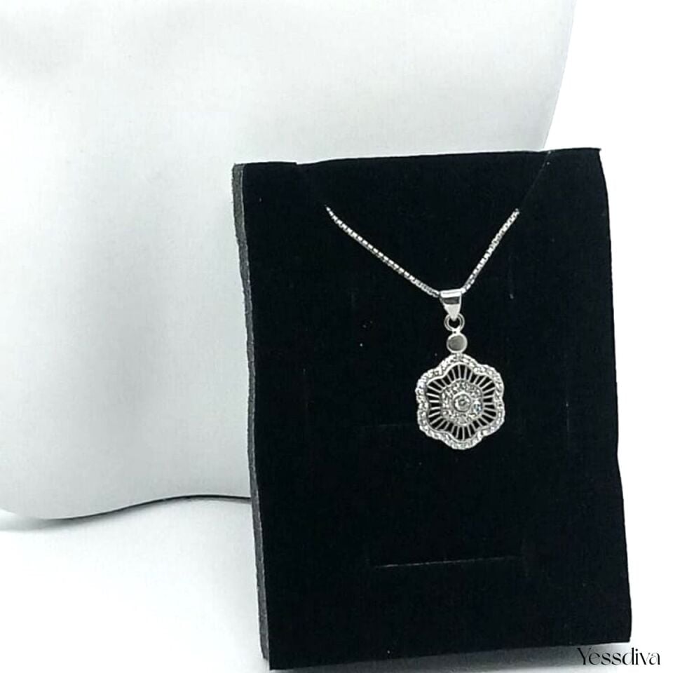 Çiçek Motifli Gümüş Kolye