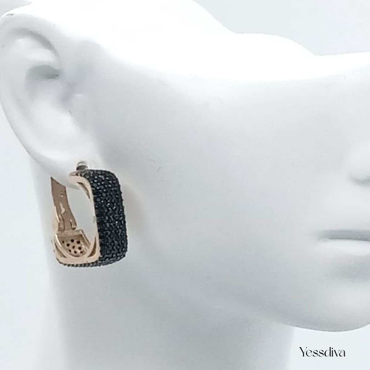 Kare Siyah Zirkon Taşlı Gold Küpe