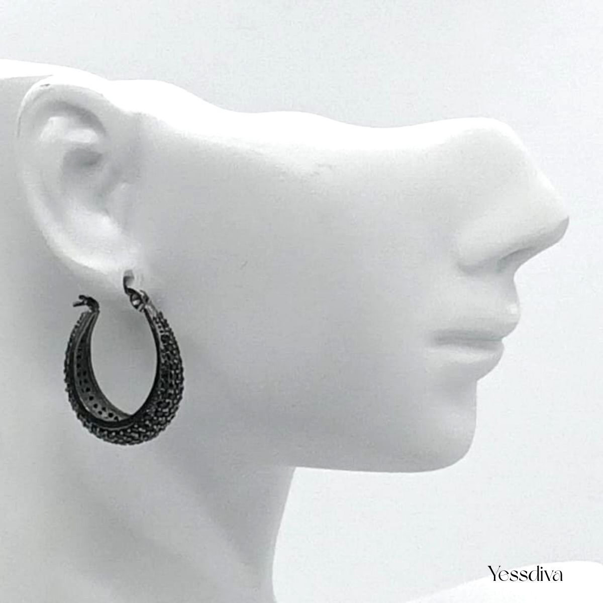 Yuvarlak Bombeli Siyah Zirkon Taşlı Küpe