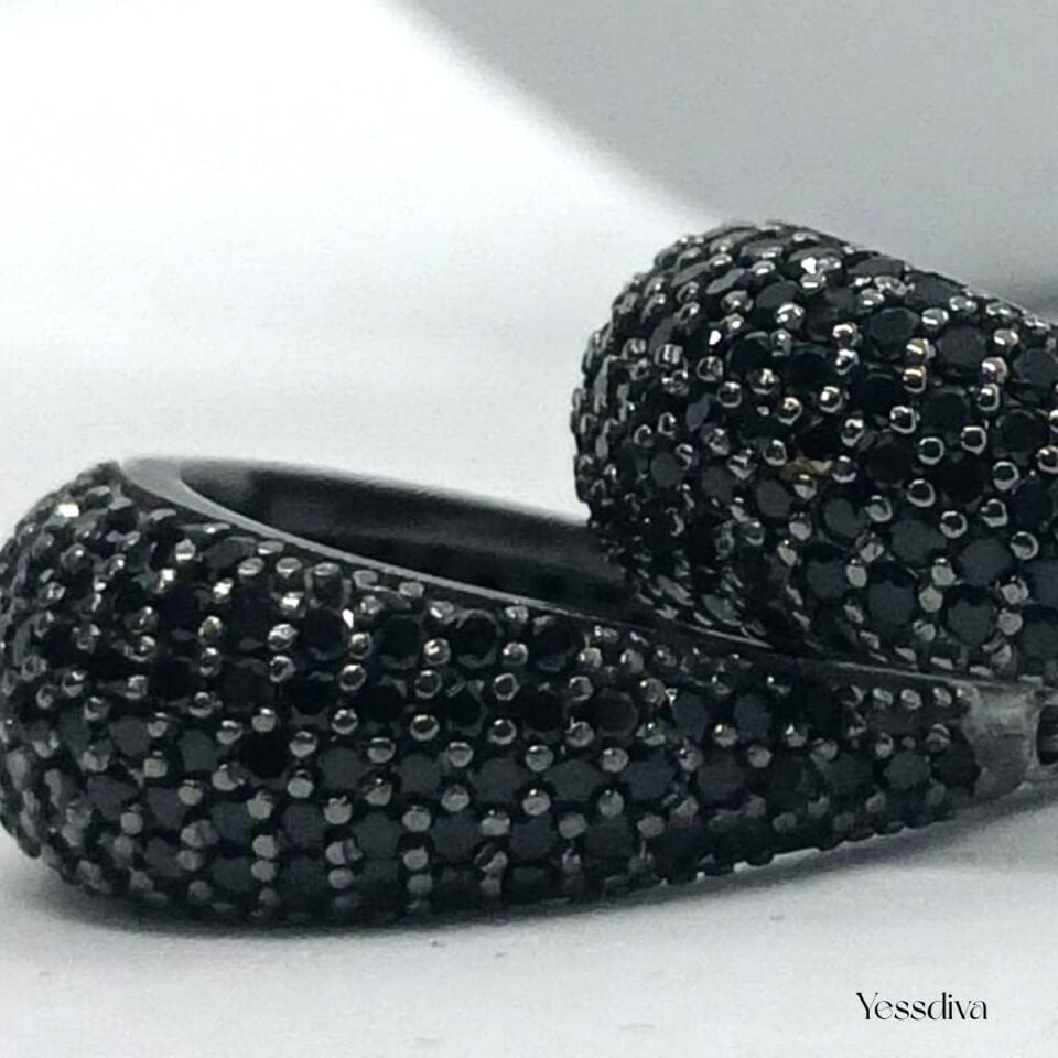 Yuvarlak Bombeli Siyah Zirkon Taşlı Küpe