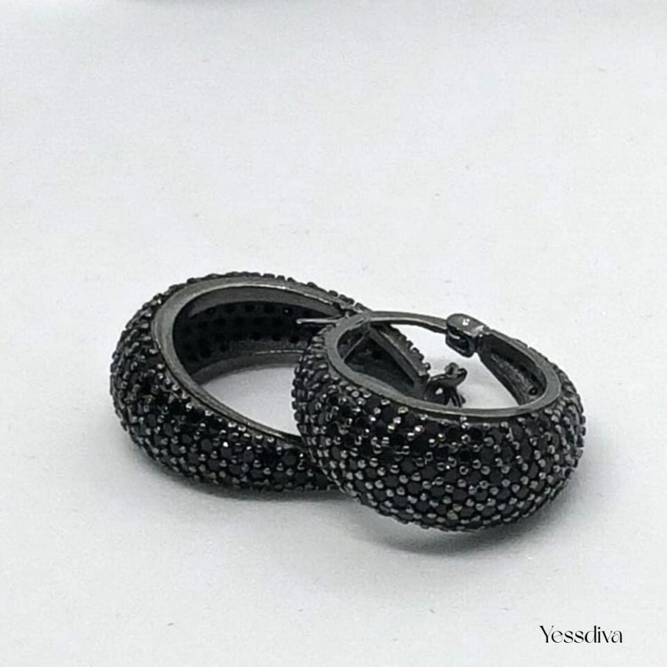 Yuvarlak Bombeli Siyah Zirkon Taşlı Küpe